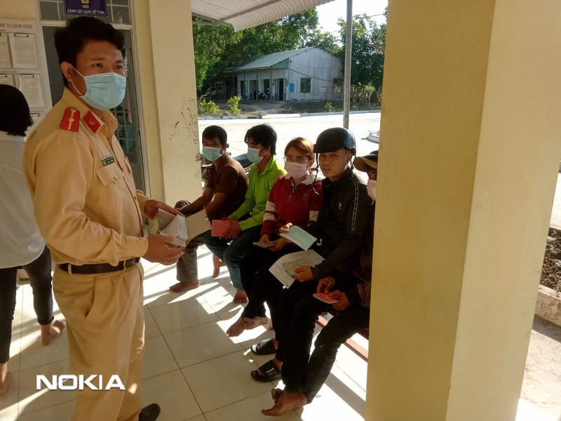 Cong an phat khau trang.jpg